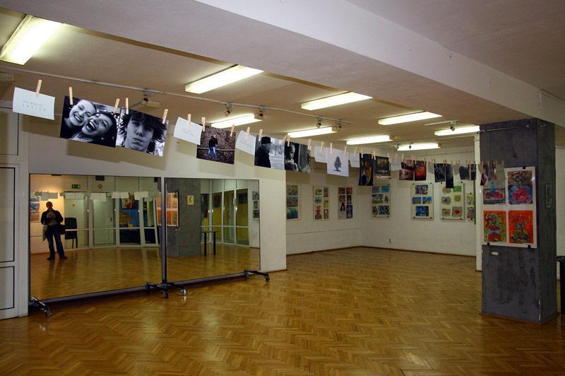 Galeria Bonar, wystawa pokonkursowa "Makulatura to nie śmieć" oraz wystawa powarsztatowa "Młoda fotografia łomżyńska"