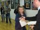 Aleksandra Piasecka odbiera dyplom uczestnictwa w wystawie
